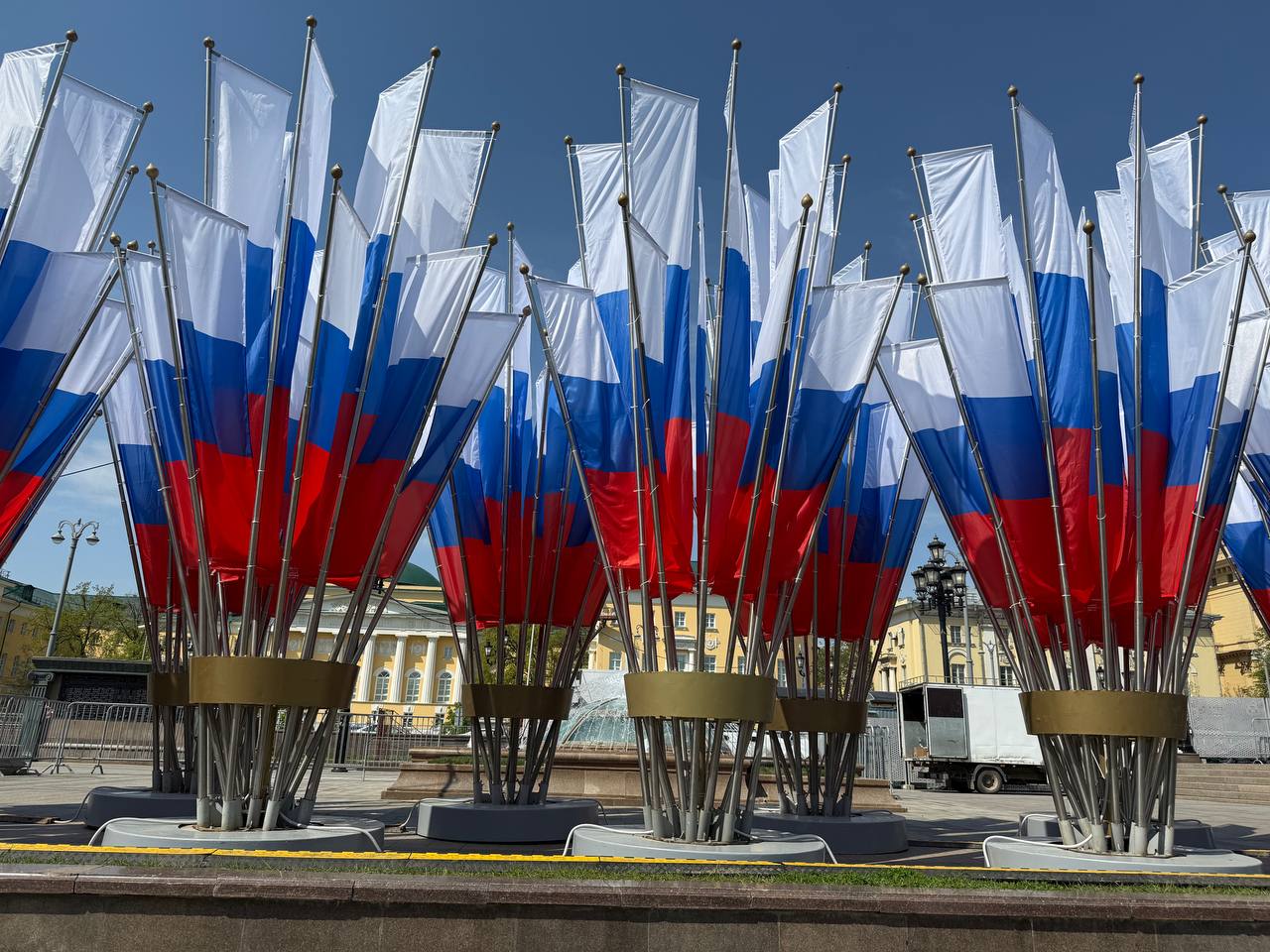Флагштоки и флаговые группы