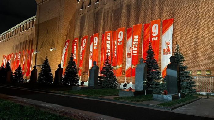 34 флагштока установлены около Мавзолея на Красной Площади