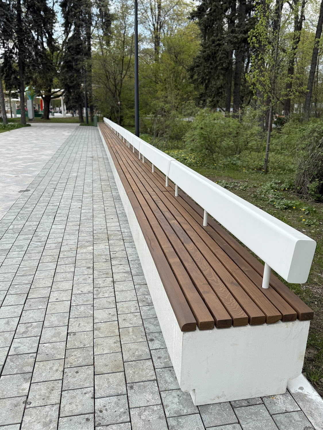 Деревянные настилы лавочек в парке Сокольники